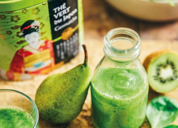 Detox smoothie with spinach, apple, kiwi & Organic Japanese Genmaicha green tea